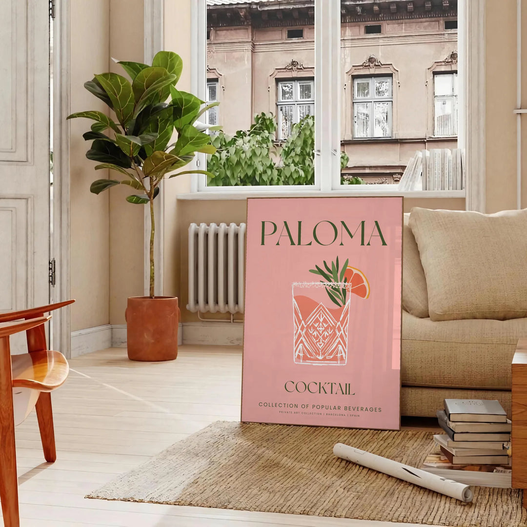 Ilustração de um coquetel Paloma com tons marrons e verdes terrosos - numa sala parisiense com sofá e um ficus