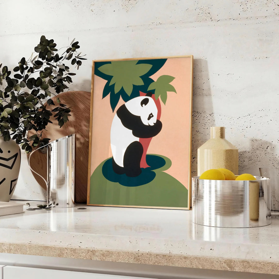 Um panda cercado por vegetação exuberante e tons laranja quentes - sobre uma bancada com eucalipto e uma taça de limões