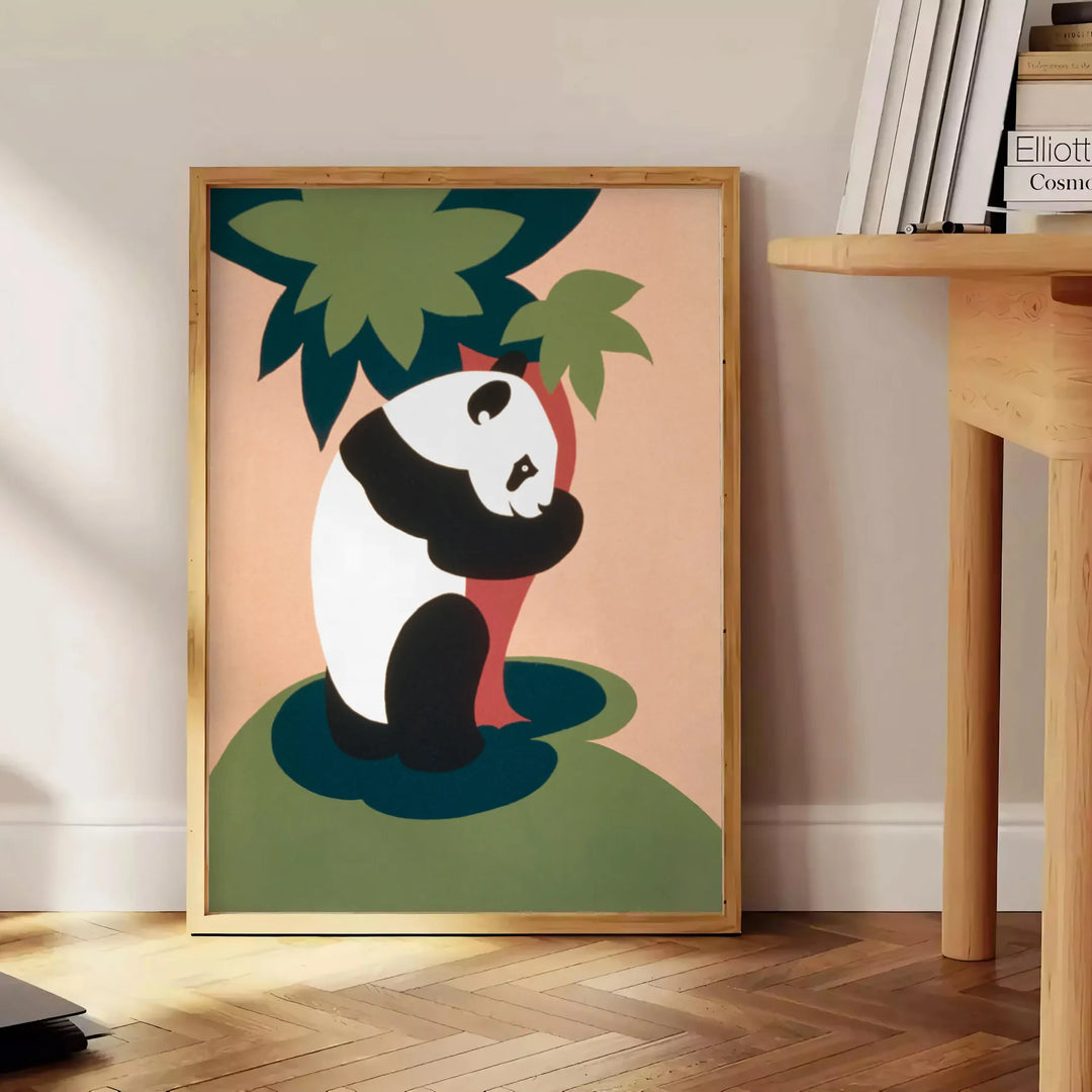 Um panda cercado por vegetação exuberante e tons laranja quentes - ao lado de uma mesa de apoio redonda em madeira com livros