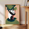 Um panda cercado por vegetação exuberante e tons laranja quentes - ao lado de uma mesa de apoio redonda em madeira com livros