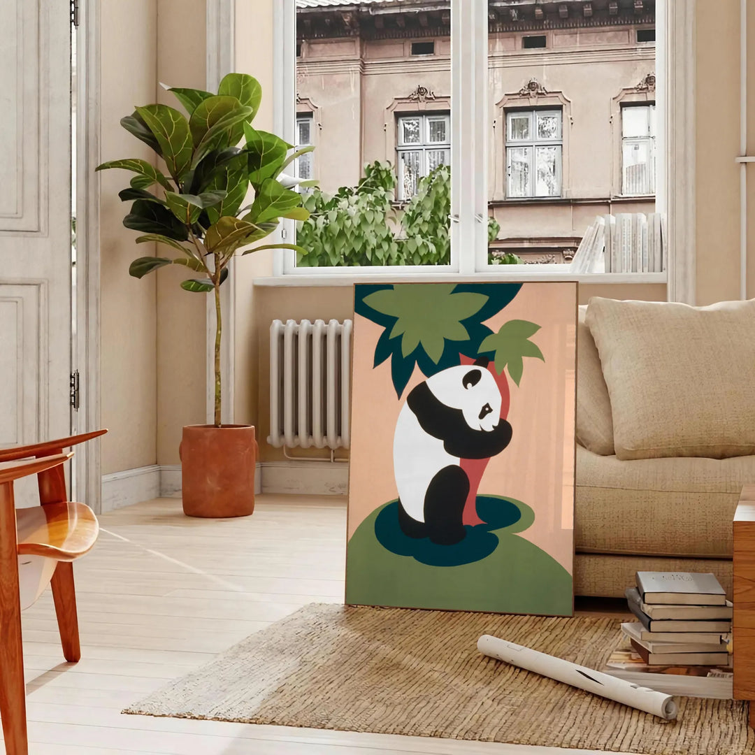 Um panda cercado por vegetação exuberante e tons laranja quentes - numa sala parisiense com sofá e um ficus