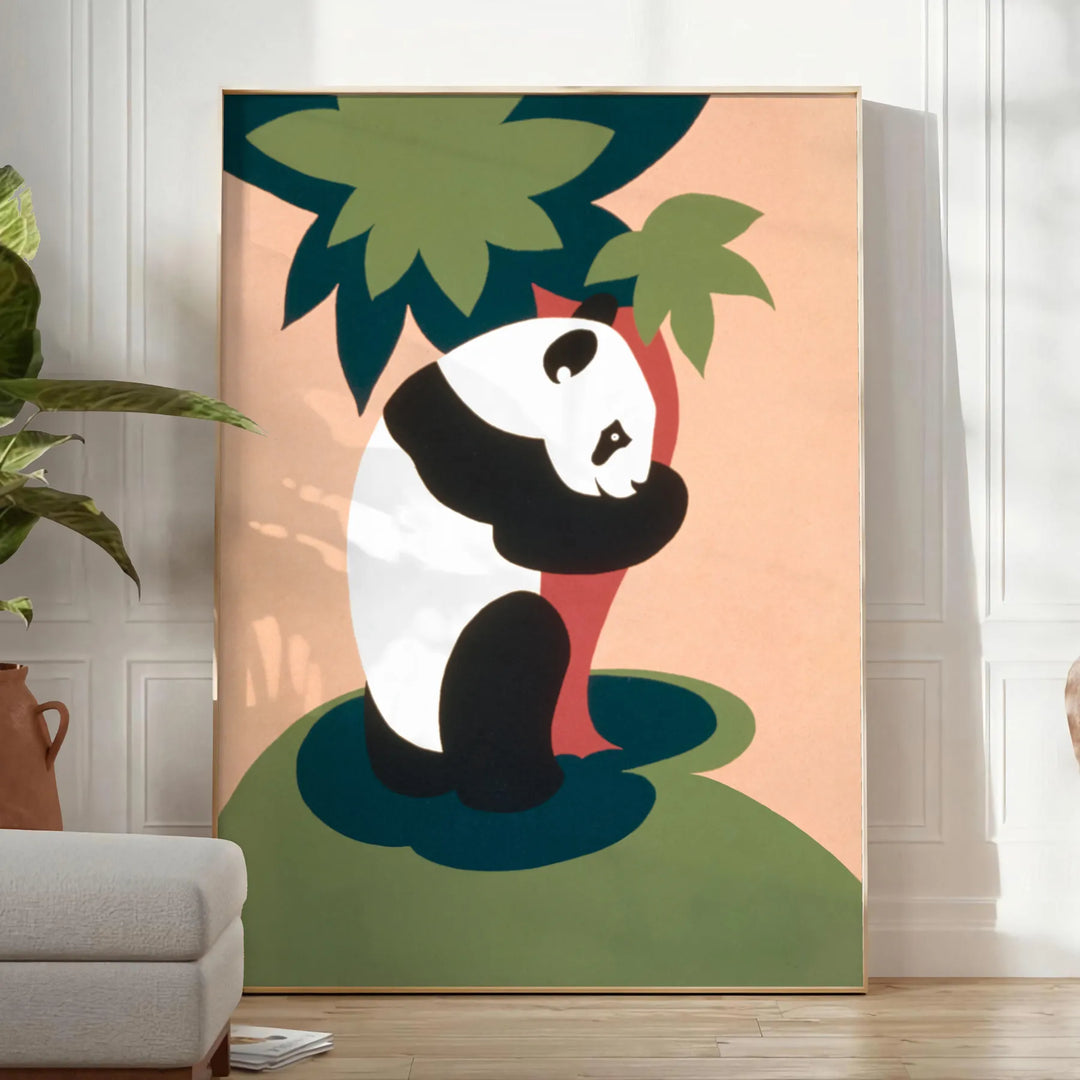 Um panda cercado por vegetação exuberante e tons laranja quentes - num quarto luminoso e minimalista com planta e poltrona