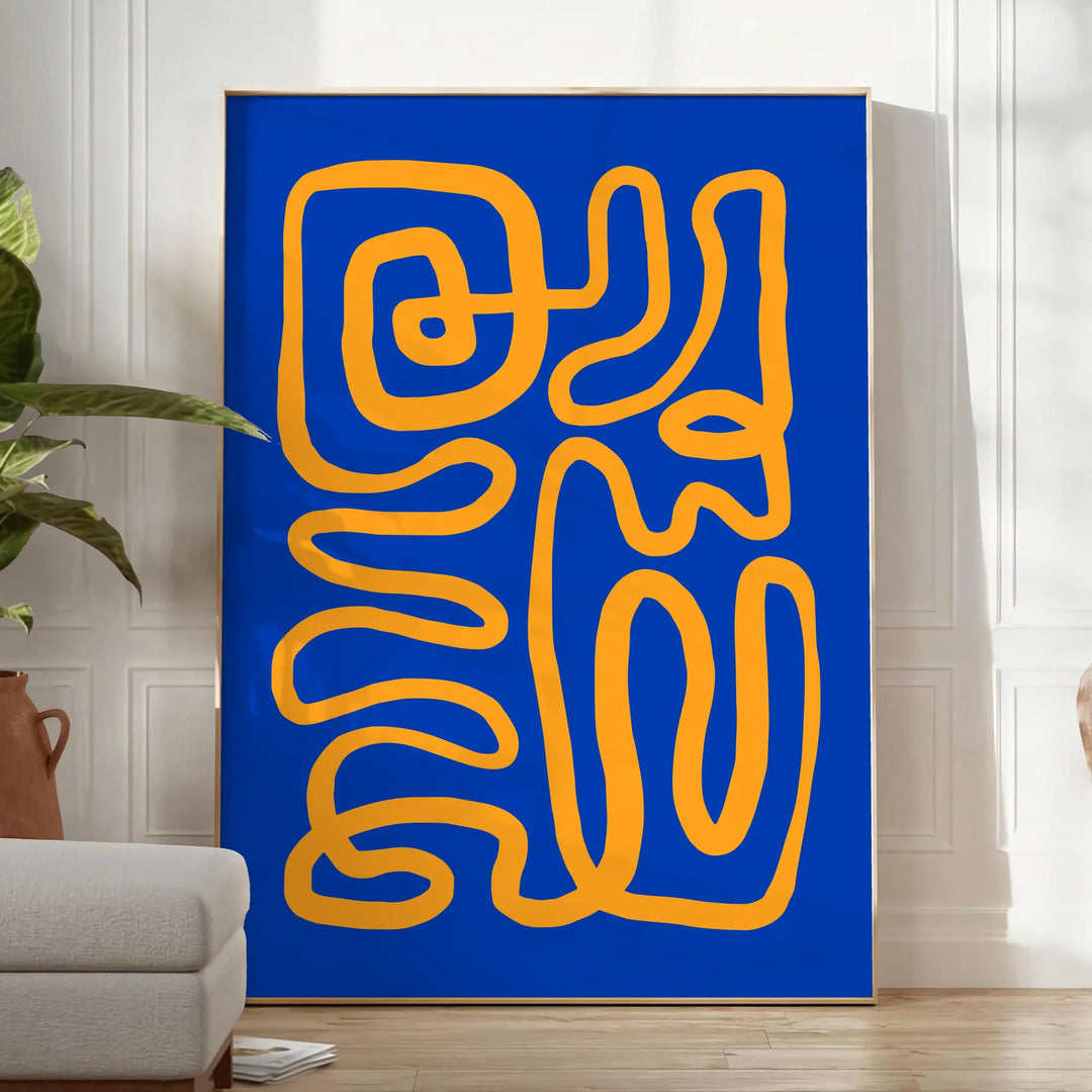 Arte en papel recortado con temática espacial, fondo gris y detalles naranjas - en una habitación luminosa y minimalista con planta y sillón
