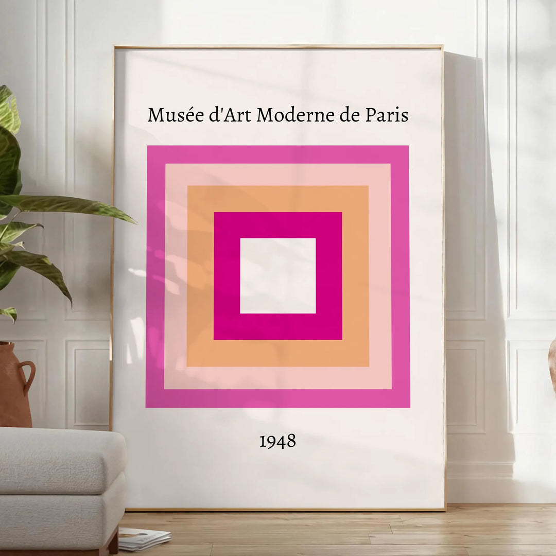 Rappresentazione grafica del museo di Parigi in toni neri e arancioni - in una stanza luminosa e minimalista con pianta e poltrona