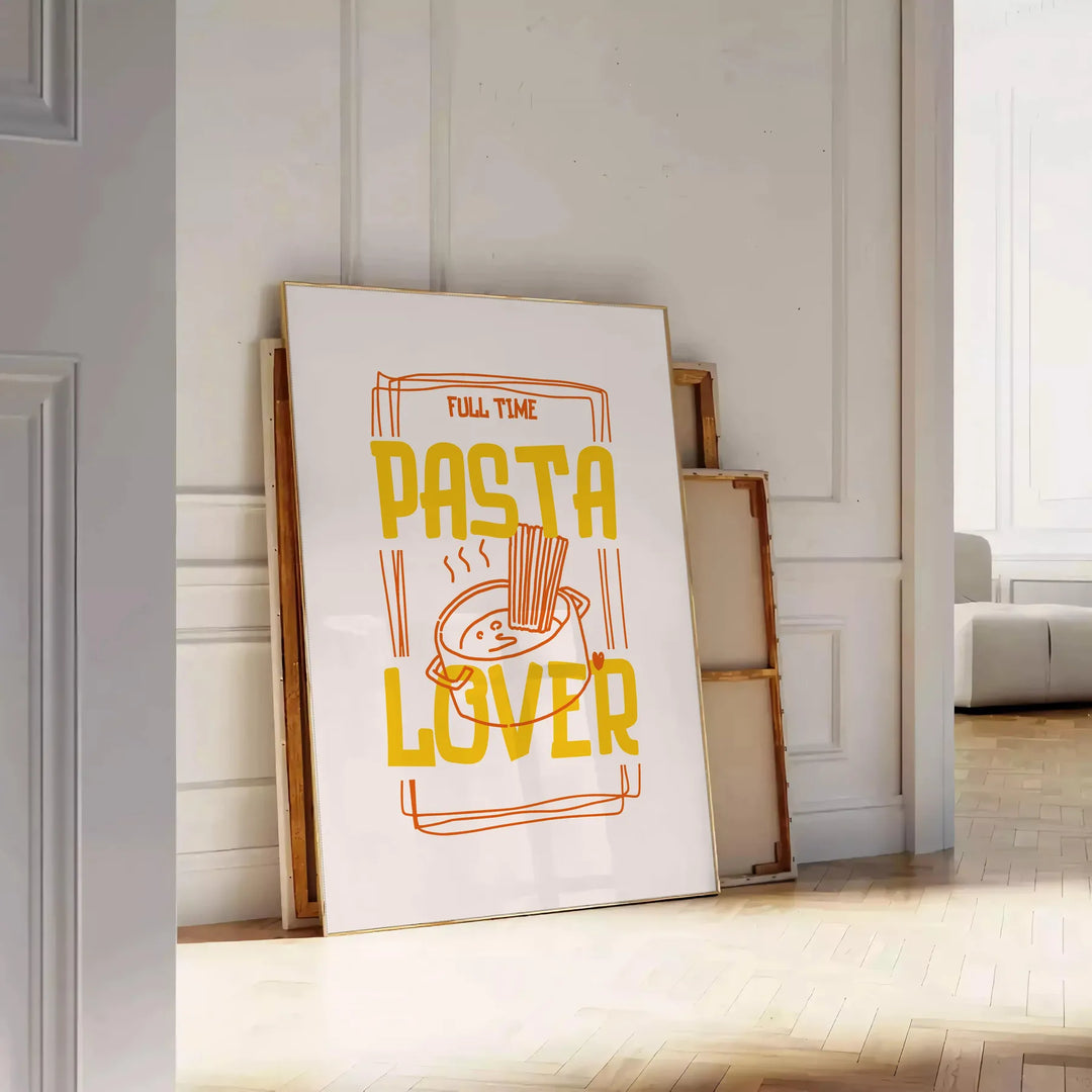 Un'illustrazione colorata di forme di pasta in caldi toni di marrone e arancione - appoggiato su un pavimento a spina di pesce contro una parete a pannelli