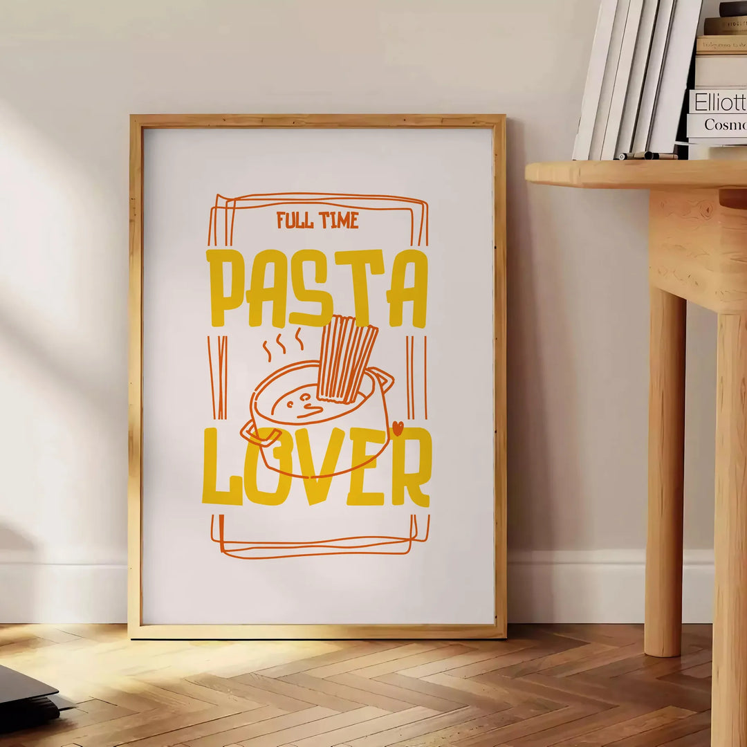 Un'illustrazione colorata di forme di pasta in caldi toni di marrone e arancione - accanto a un tavolino rotondo in legno con libri
