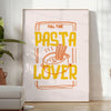 Un'illustrazione colorata di forme di pasta in caldi toni di marrone e arancione - in una stanza luminosa e minimalista con pianta e poltrona