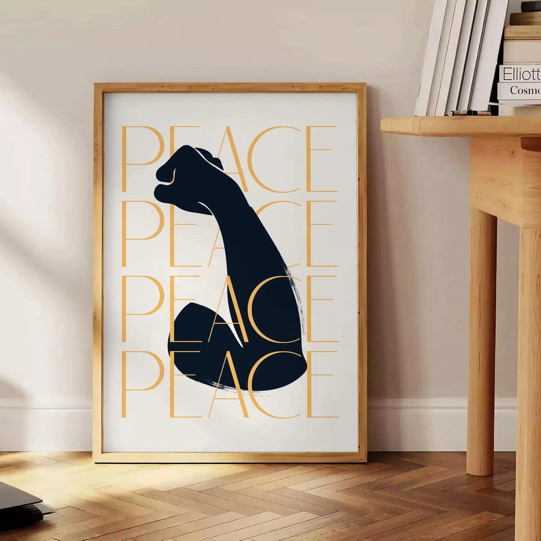 Diseño abstracto con la palabra 'Paz' en tonos grises y negros - junto a una mesa auxiliar redonda de madera con libros