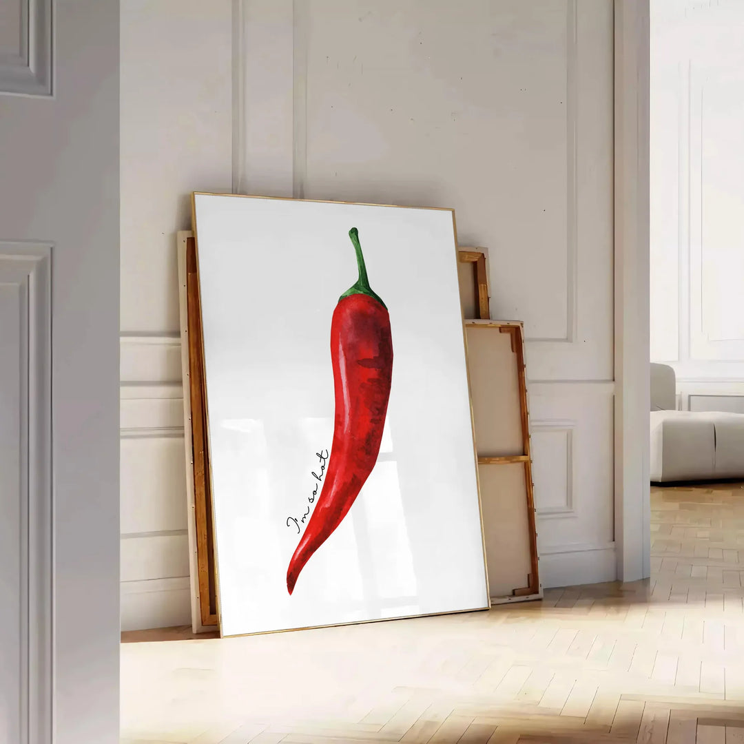 Ein farbenfrohes Küchenbild mit roten und grünen Paprika in modernem Stil - an eine weiße Paneelwand gelehnt auf Fischgrätparkett