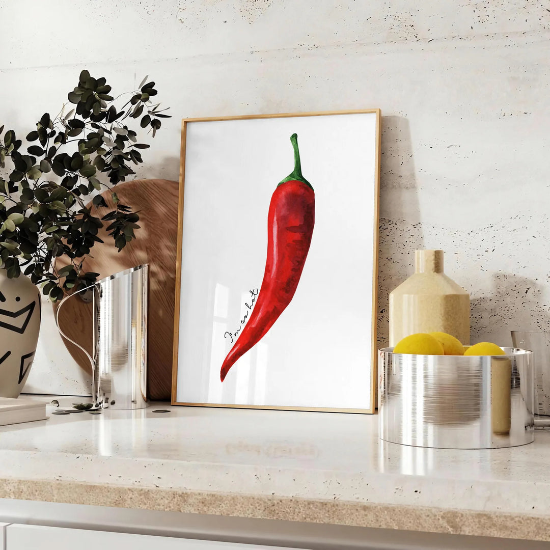 Ein farbenfrohes Küchenbild mit roten und grünen Paprika in modernem Stil - auf einer Arbeitsplatte mit Eukalyptus und einer Schale Zitronen