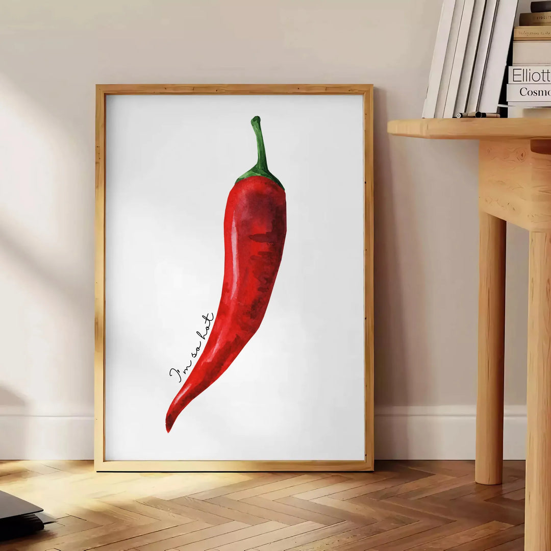 Ein farbenfrohes Küchenbild mit roten und grünen Paprika in modernem Stil - neben einem runden Beistelltisch aus Holz mit Büchern