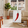 Ein farbenfrohes Küchenbild mit roten und grünen Paprika in modernem Stil - in einem Pariser Wohnzimmer mit Sofa und einer Geigenfeige
