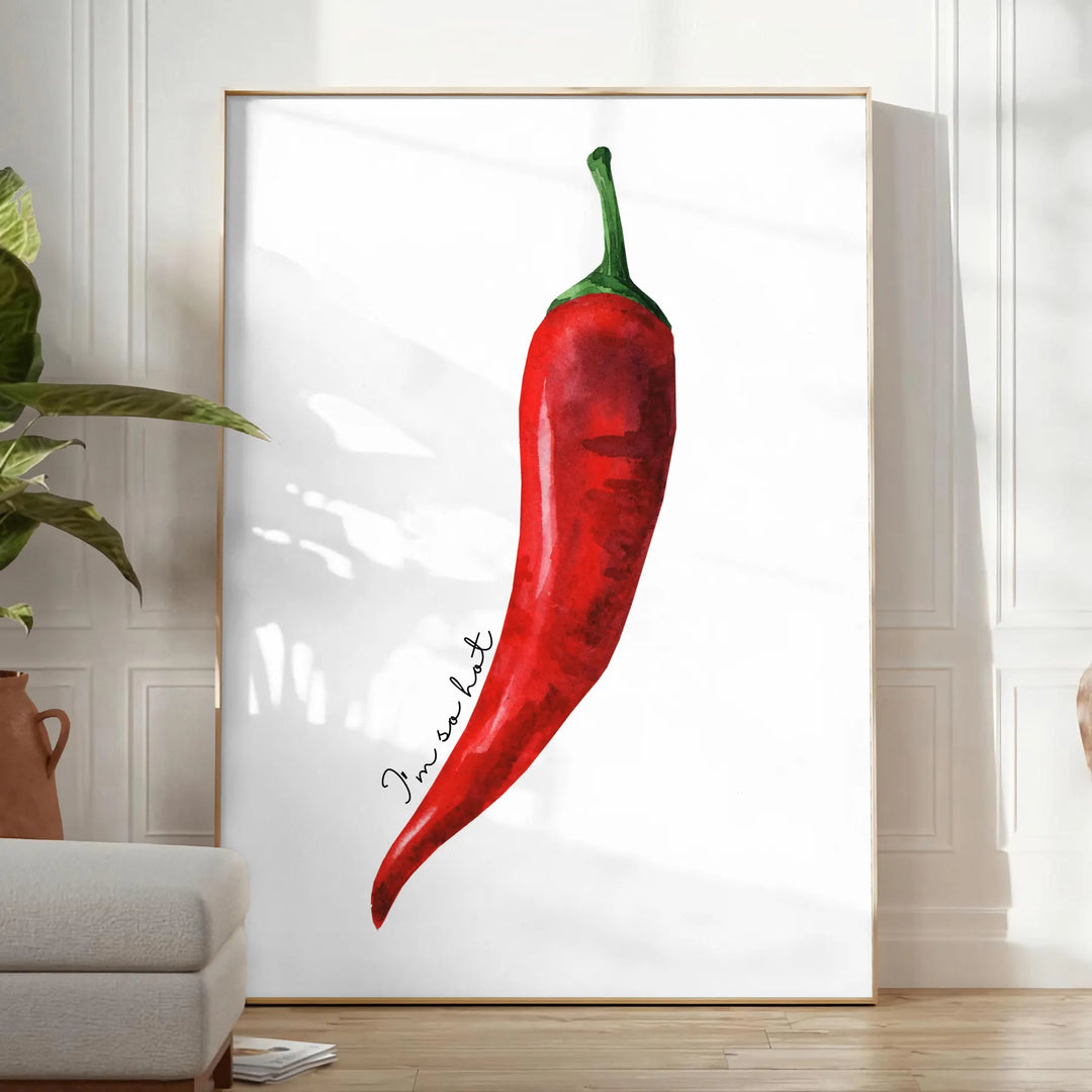 Ein farbenfrohes Küchenbild mit roten und grünen Paprika in modernem Stil - in einem hellen minimalistischen Raum mit Pflanze und Sessel