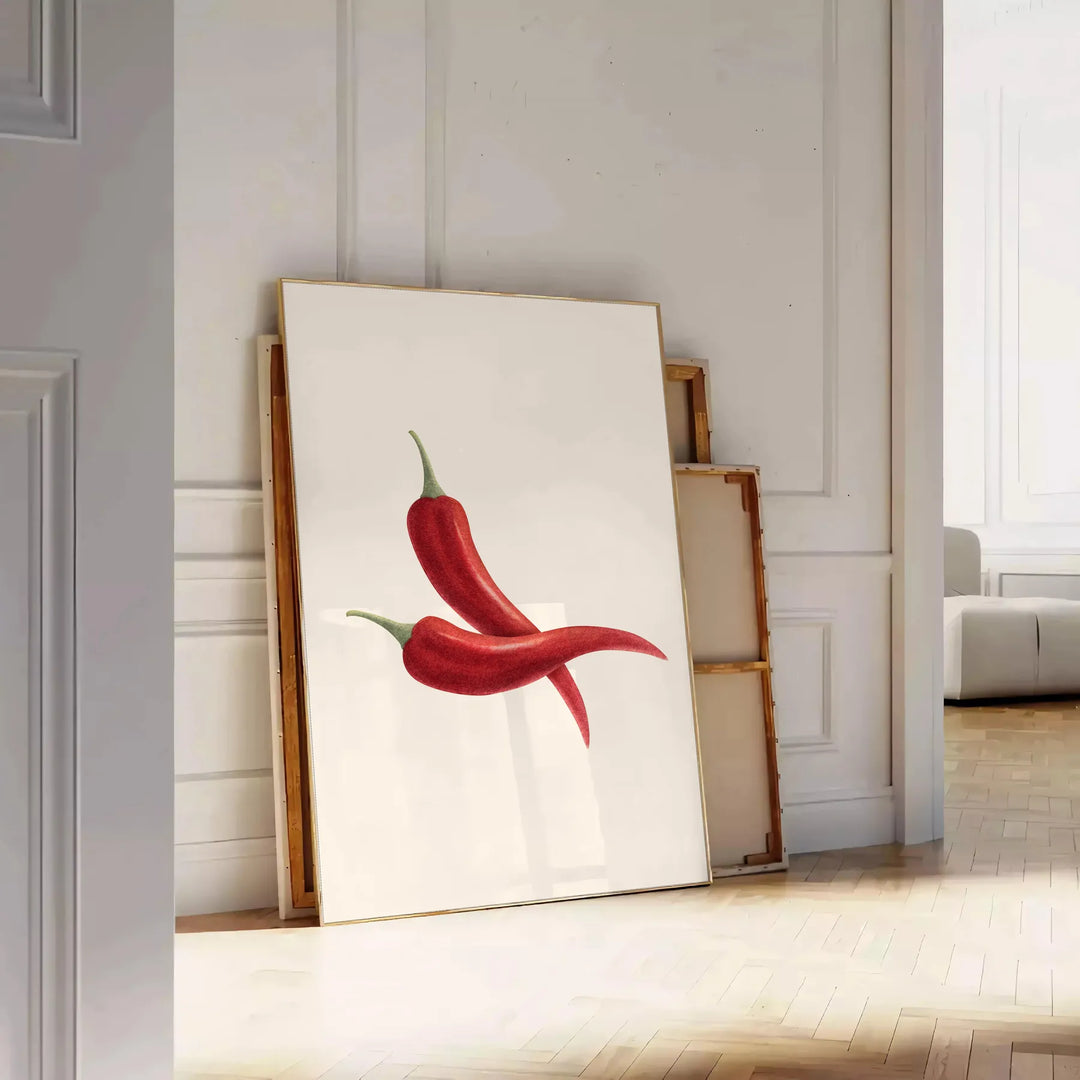 Una stampa moderna da cucina con peperoni rossi e grigi in un design stilizzato - appoggiato su un pavimento a spina di pesce contro una parete a pannelli