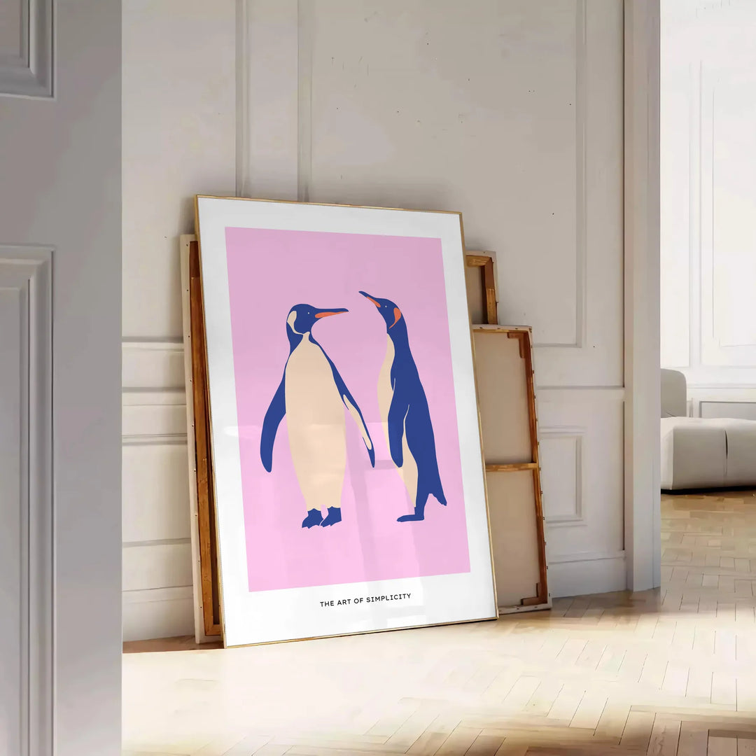 Une illustration minimaliste d'un pingouin dans des nuances de gris et d'orange - posée sur un parquet à chevrons contre un mur à moulures