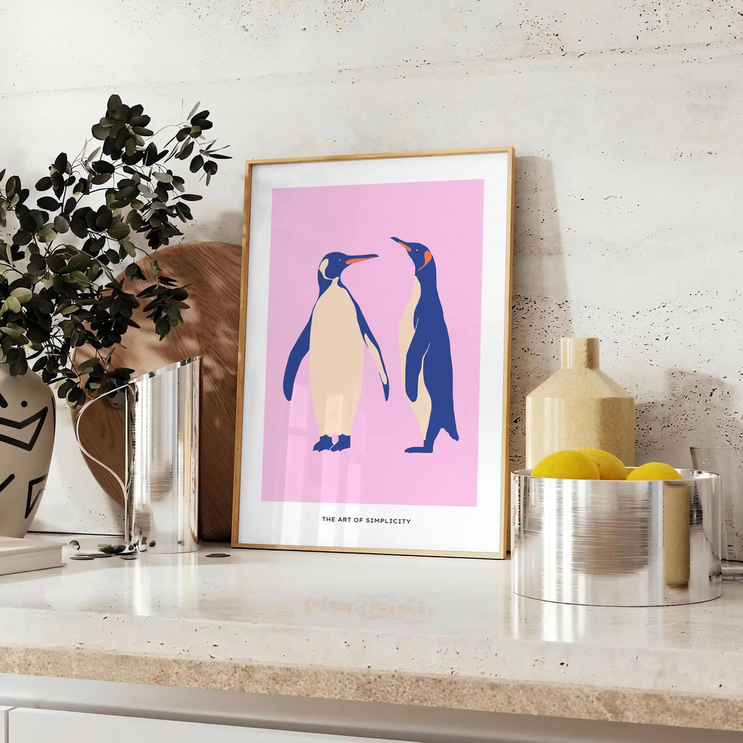 Une illustration minimaliste d'un pingouin dans des nuances de gris et d'orange - sur un plan de travail avec eucalyptus et coupe de citrons
