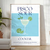 Εικονογράφηση ενός κοκτέιλ Pisco Sour με πράσινες και μπλε αποχρώσεις - σε φωτεινό μινιμαλιστικό δωμάτιο με φυτό και πολυθρόνα
