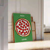 Illustrazione di una pizza con ingredienti colorati su uno sfondo scuro di cucina - appoggiato su un pavimento a spina di pesce contro una parete a pannelli
