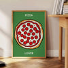 Illustrazione di una pizza con ingredienti colorati su uno sfondo scuro di cucina - accanto a un tavolino rotondo in legno con libri