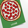 Illustrazione di una pizza con ingredienti colorati su uno sfondo scuro di cucina