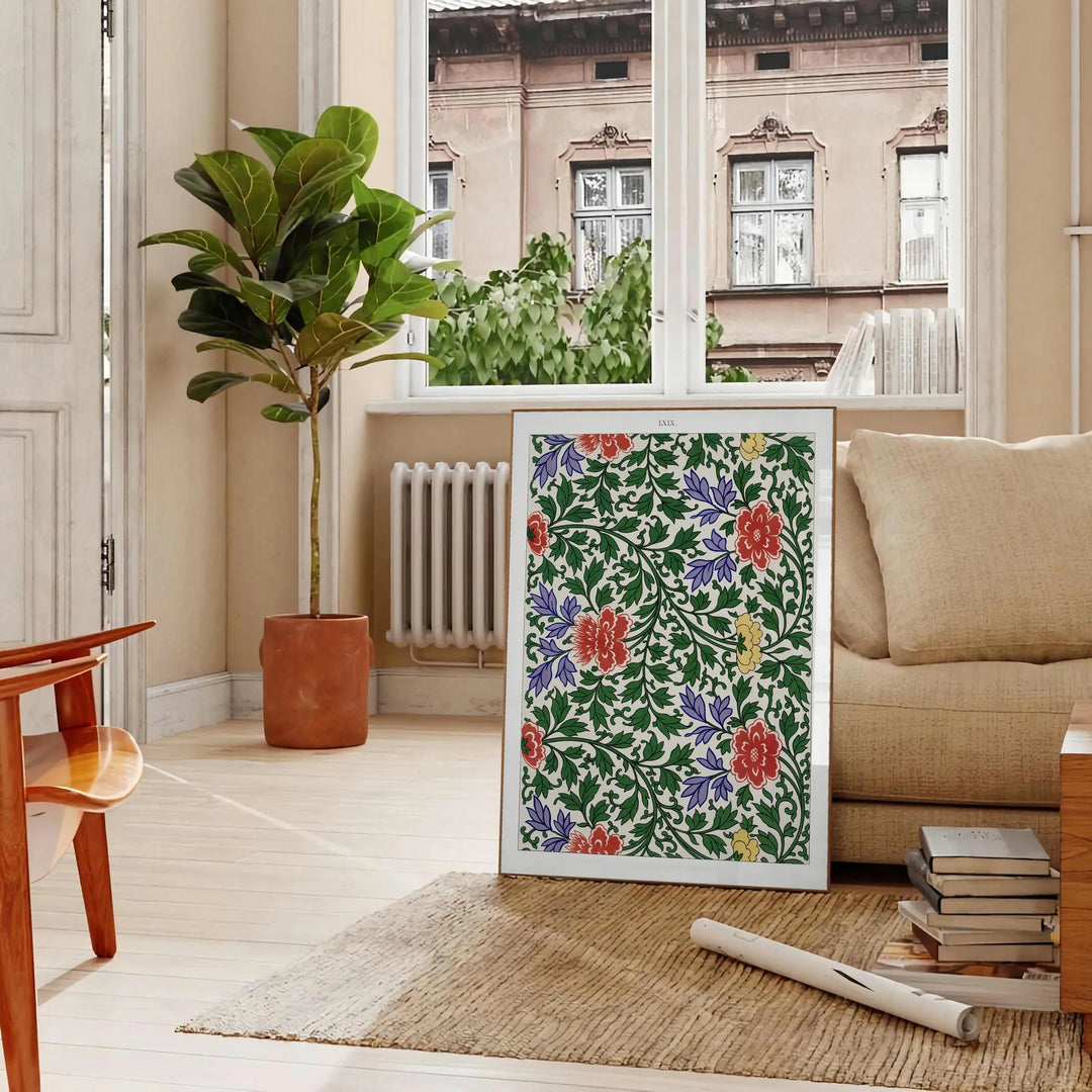 Illustrazione di pianta verde lussureggiante con accenti arancioni caldi - in un soggiorno parigino con divano e un ficus