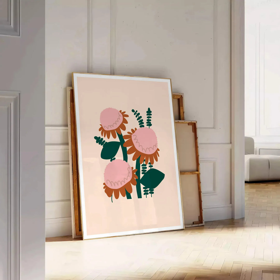 Illustration de plante luxuriante verte avec des accents orange sur un fond sombre - posée sur un parquet à chevrons contre un mur à moulures