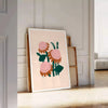 Illustration de plante luxuriante verte avec des accents orange sur un fond sombre - posée sur un parquet à chevrons contre un mur à moulures