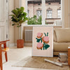 Illustration de plante luxuriante verte avec des accents orange sur un fond sombre - dans un salon parisien avec canapé et ficus