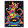 Un gato DJ psicodélico colorido con patrones en espiral y tonos vibrantes - en un marco negro