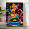 Un gato DJ psicodélico colorido con patrones en espiral y tonos vibrantes - en una habitación luminosa y minimalista con planta y sillón