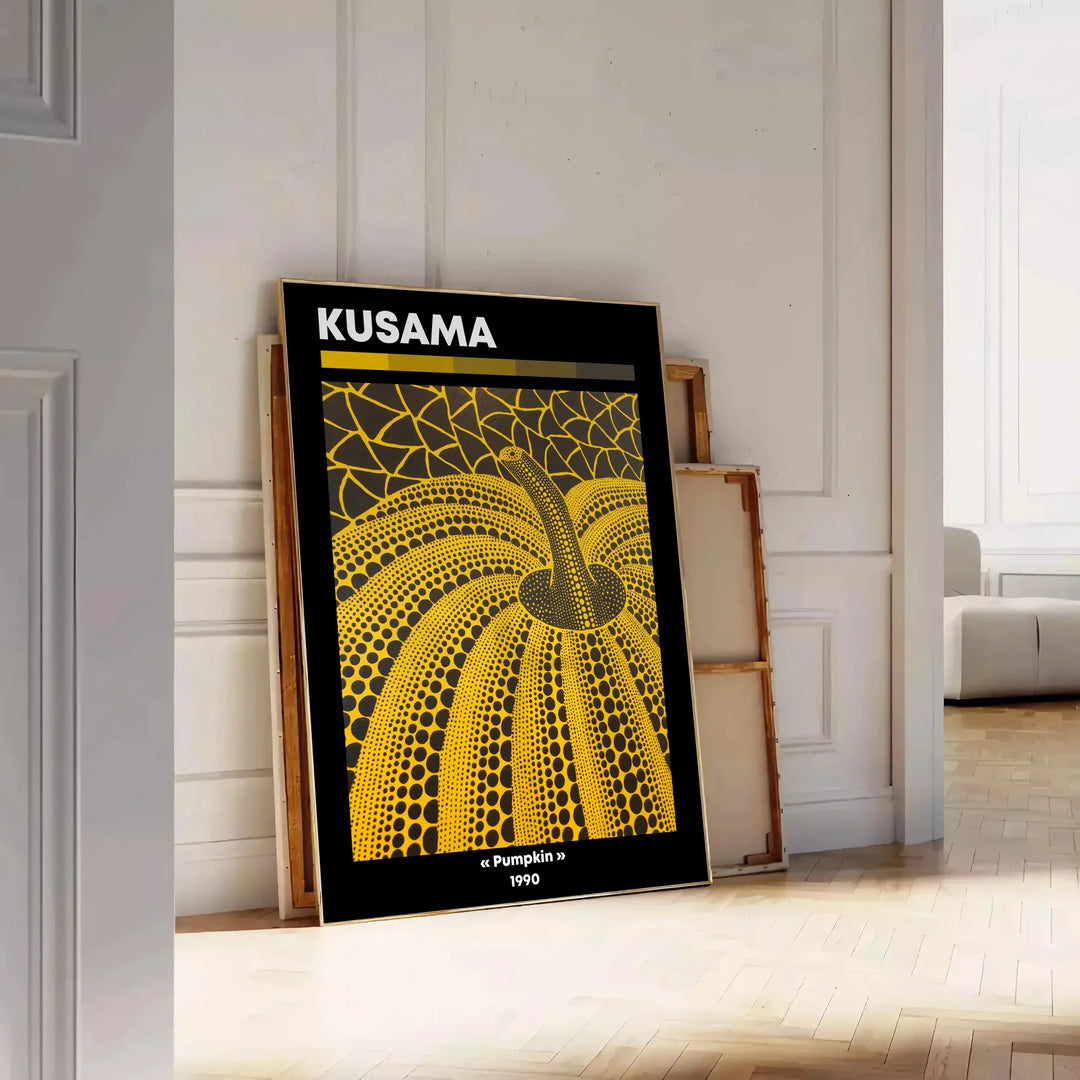 Dynia pokryta kropkami autorstwa Yayoi Kusama, w dominujących czerniach i pomarańczach - oparty na podłodze jodełkowej przy białej ścianie z paneli