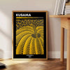 Dynia pokryta kropkami autorstwa Yayoi Kusama, w dominujących czerniach i pomarańczach - obok okrągłego drewnianego stolika z książkami