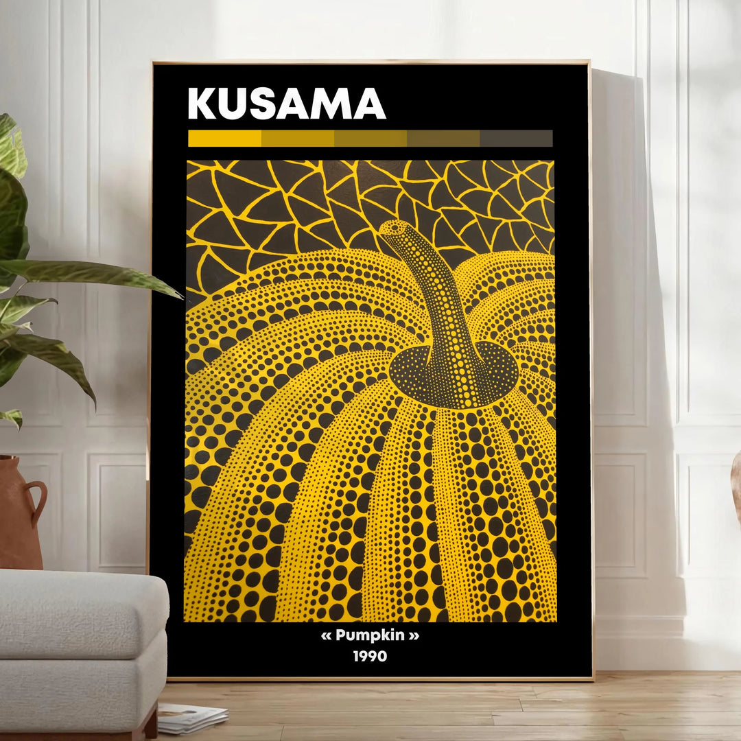 Dynia pokryta kropkami autorstwa Yayoi Kusama, w dominujących czerniach i pomarańczach - w jasnym minimalistycznym pokoju z rośliną i fotelem