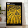 Dynia pokryta kropkami autorstwa Yayoi Kusama, w dominujących czerniach i pomarańczach - w jasnym minimalistycznym pokoju z rośliną i fotelem