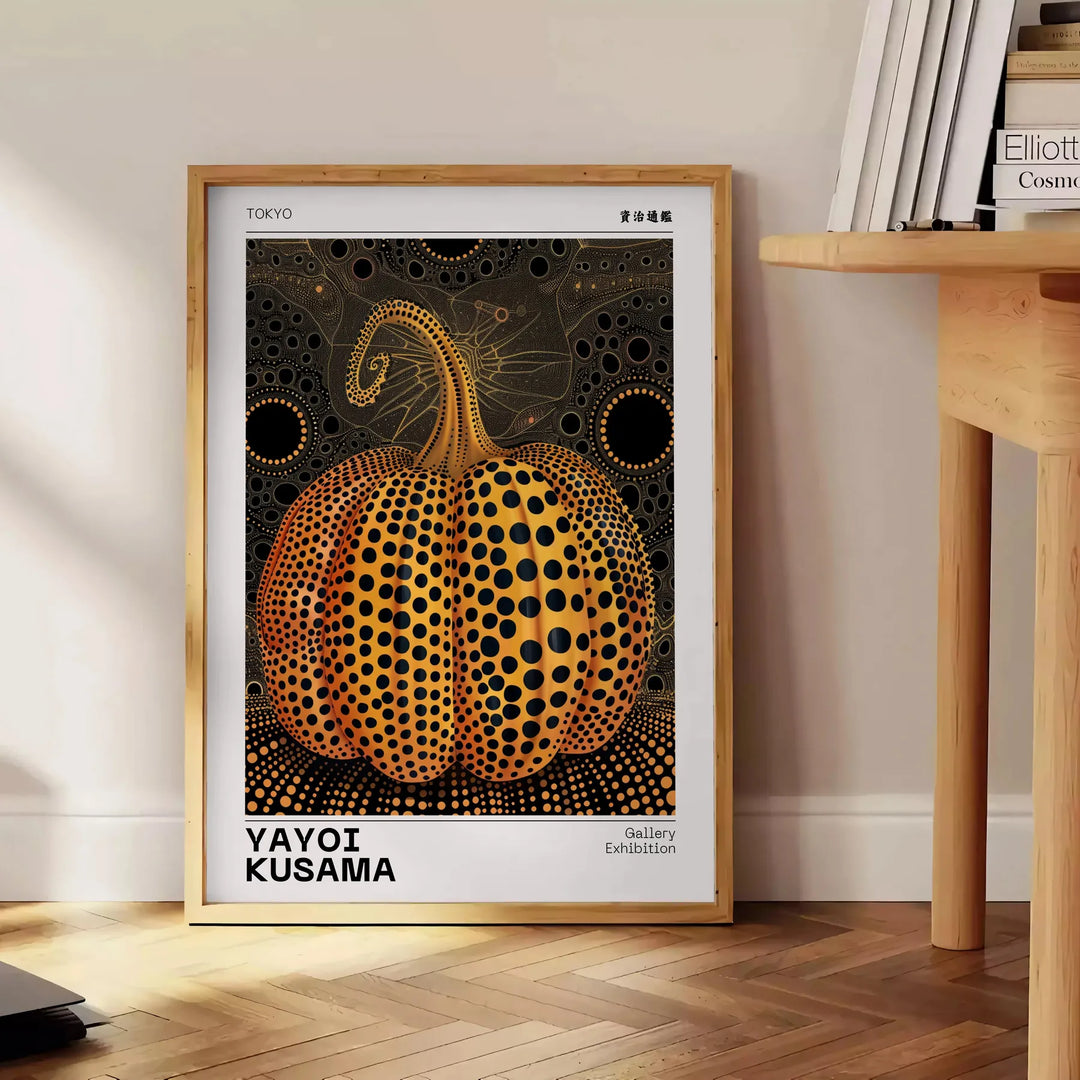 Padrão de abóbora colorido com bolinhas de Yayoi Kusama - ao lado de uma mesa de apoio redonda em madeira com livros