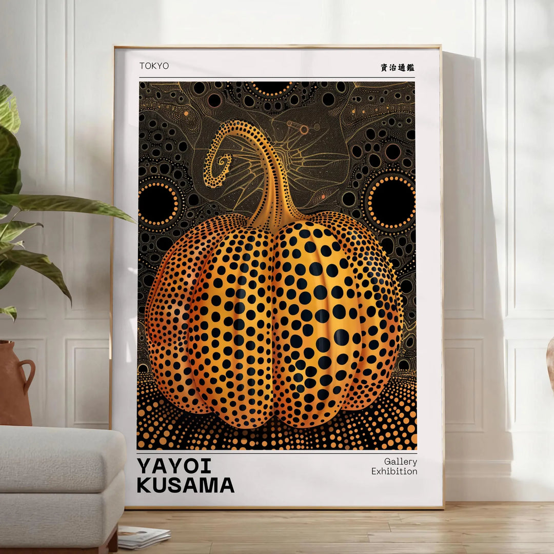 Padrão de abóbora colorido com bolinhas de Yayoi Kusama - num quarto luminoso e minimalista com planta e poltrona