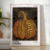 Padrão de abóbora colorido com bolinhas de Yayoi Kusama - num quarto luminoso e minimalista com planta e poltrona