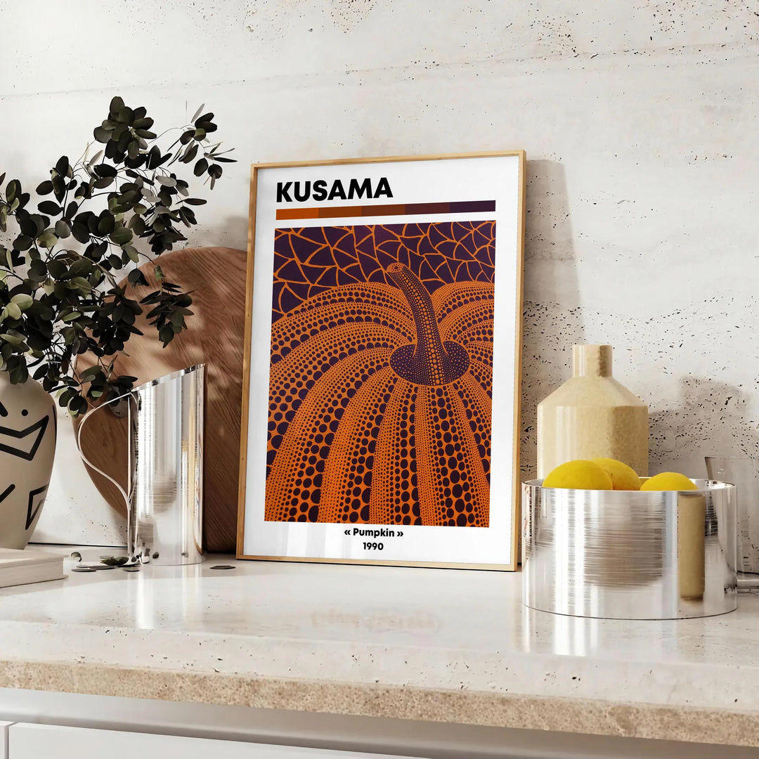 Fantazyjny wzór dyni w czerni i zieleni autorstwa Yayoi Kusama - na blacie z eukaliptusem i miską cytryn