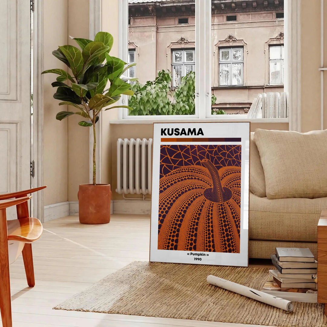 Fantazyjny wzór dyni w czerni i zieleni autorstwa Yayoi Kusama - w paryskim salonie z sofą i fikusem