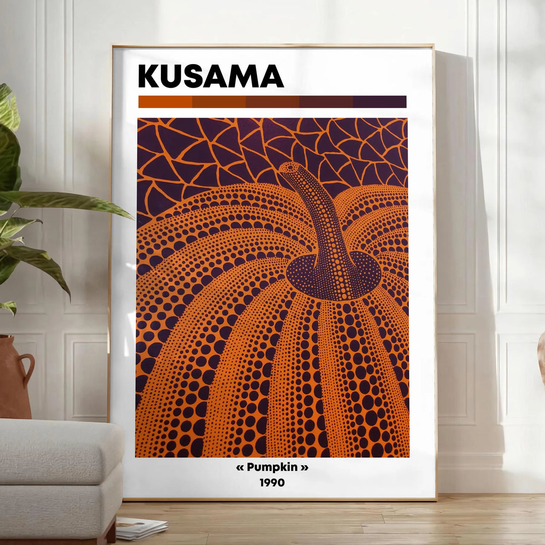 Fantazyjny wzór dyni w czerni i zieleni autorstwa Yayoi Kusama - w jasnym minimalistycznym pokoju z rośliną i fotelem