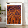 Fantazyjny wzór dyni w czerni i zieleni autorstwa Yayoi Kusama - w jasnym minimalistycznym pokoju z rośliną i fotelem