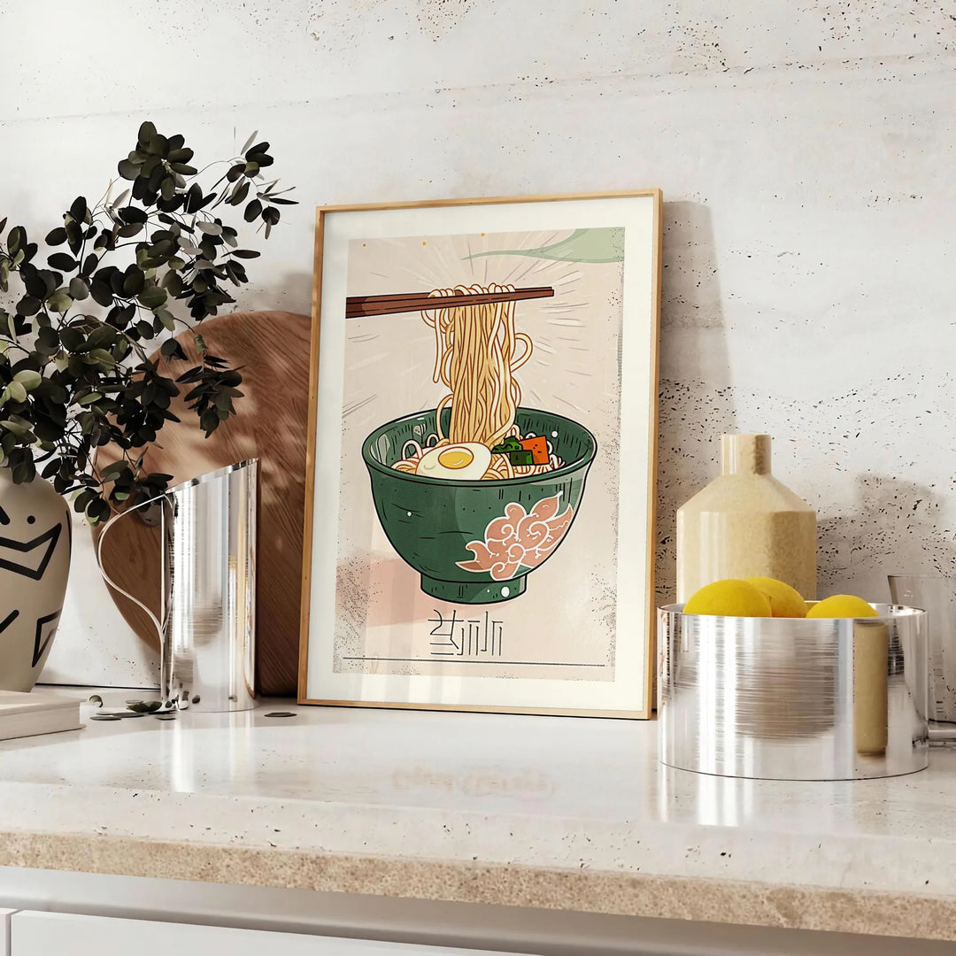 Ilustracja kuchni ramen w zielonych i pomarańczowych odcieniach - na blacie z eukaliptusem i miską cytryn