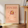 Un'illustrazione colorata di un cocktail di sangria in un bicchiere con fette di frutta - accanto a un tavolino rotondo in legno con libri