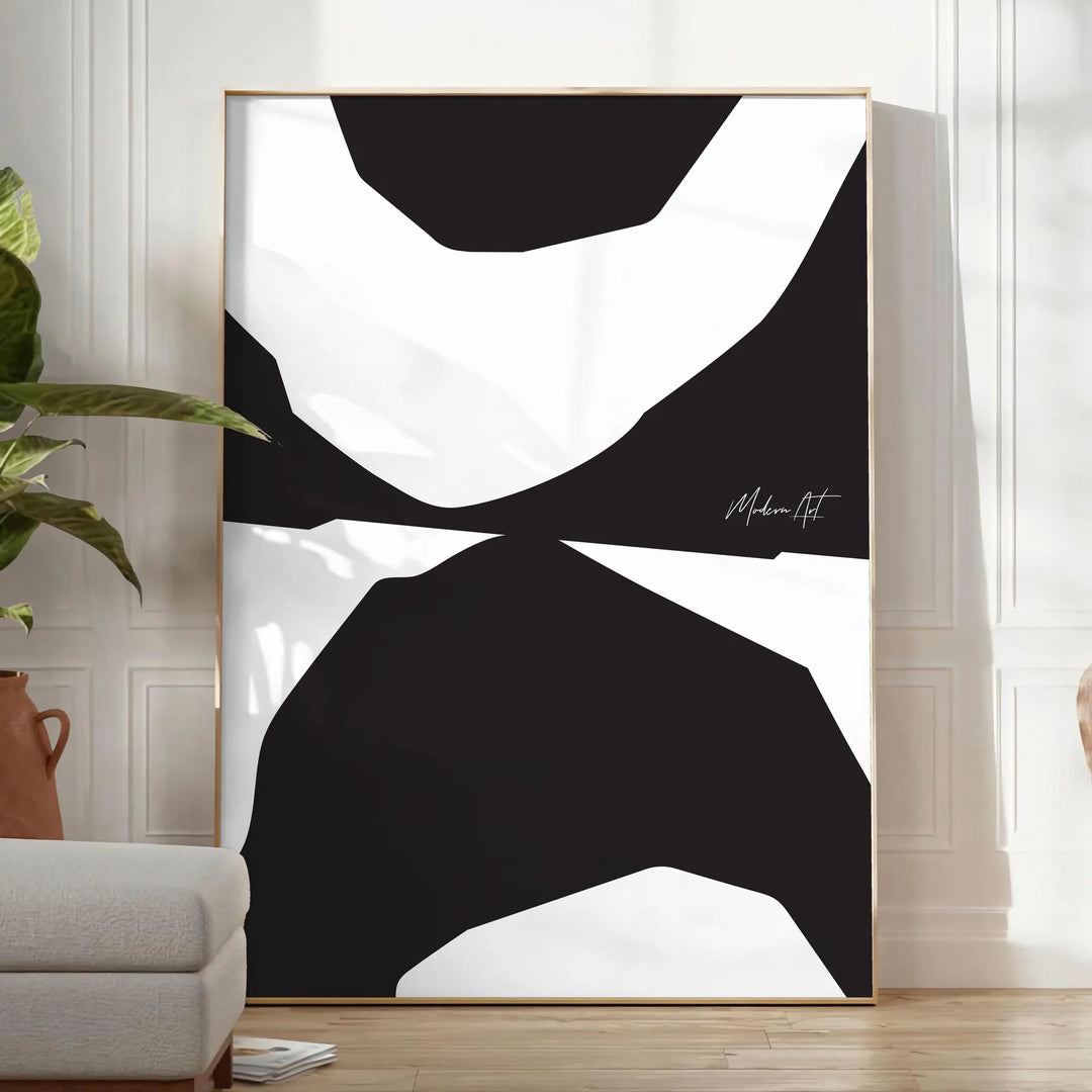 Abstrakti formas zemes toņos ar boho stilu - gaišā minimālistiskā istabā ar augu un atzveltnes krēslu
