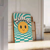 Design abstrato com um rosto sorridente em tons de laranja e preto - encostado num chão de espinha contra uma parede de painéis