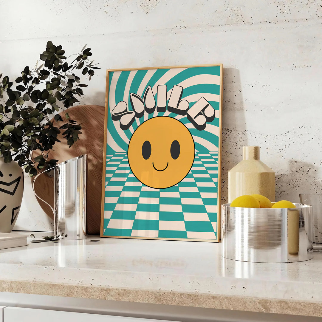 Design abstrato com um rosto sorridente em tons de laranja e preto - sobre uma bancada com eucalipto e uma taça de limões