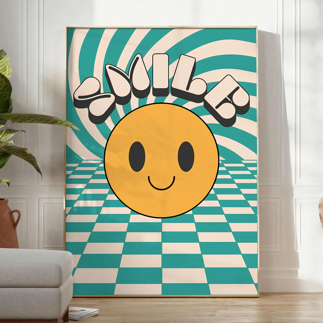 Design abstrato com um rosto sorridente em tons de laranja e preto - num quarto luminoso e minimalista com planta e poltrona
