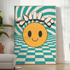 Design abstrato com um rosto sorridente em tons de laranja e preto - num quarto luminoso e minimalista com planta e poltrona