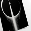Ein elegantes schwarzes und graues Poster mit einer detaillierten Illustration einer Rakete vor einem kosmischen Hintergrund - als gerollter Druck, ohne Rahmen