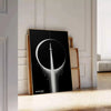 Ein elegantes schwarzes und graues Poster mit einer detaillierten Illustration einer Rakete vor einem kosmischen Hintergrund - an eine weiße Paneelwand gelehnt auf Fischgrätparkett